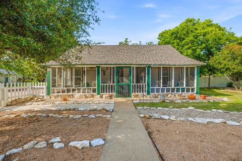 401 E Bridge Street, Granbury, TX 76048 — photo 2