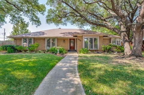 2413 Pearwood Court, Grand Prairie, TX 75050 — photo 2