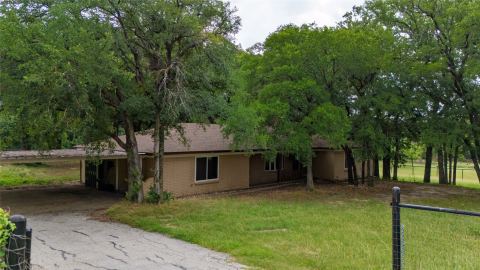 1517 Oakridge Court W, Azle, TX 76020 — photo 2