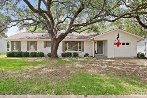 1211 Greenbriar Lane, Cleburne