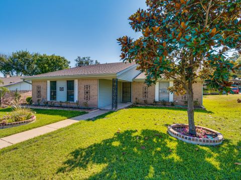2714 Meadow Bluff Lane, Dallas, TX 75237 — photo 2