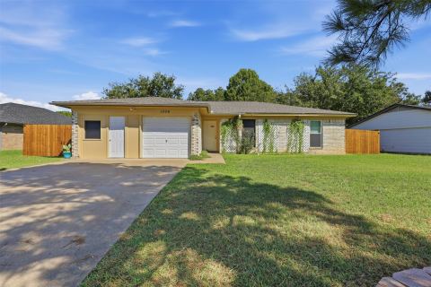 1309 Berry Drive, Cleburne