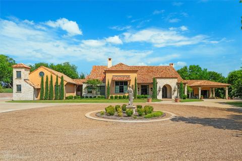 4111 Howard Road, Waxahachie