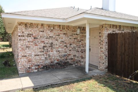 217 Matt Place, Grand Prairie, TX 75051 — photo 3