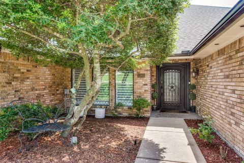 11905 Blue Creek Drive, Fort Worth, TX 76008 — photo 3