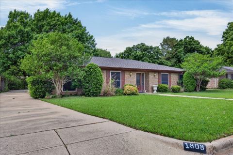 1808 E Cedar Elm Drive, Arlington