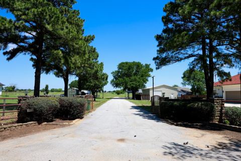 10575 Friendship Road, Pilot Point, TX 76258 — photo 2