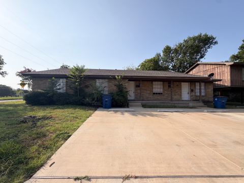 101 W Latimer Street B, Ennis, TX 75119 — photo 2