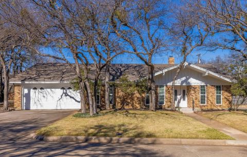 701 Kentwood Circle, Bedford, TX 76021 — photo 2
