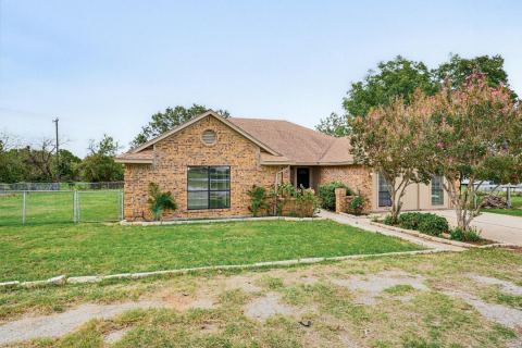 2209 Strader Road, Justin, TX 76247 — photo 2