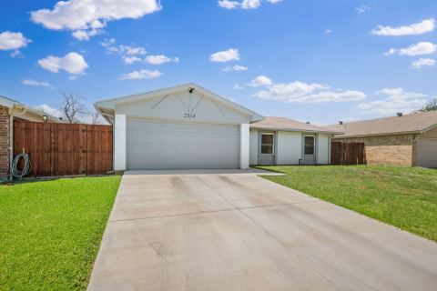 2314 Benbrook Drive, Carrollton, TX 75007 — photo 2