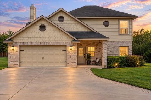 1004 W Apache Trail, Granbury