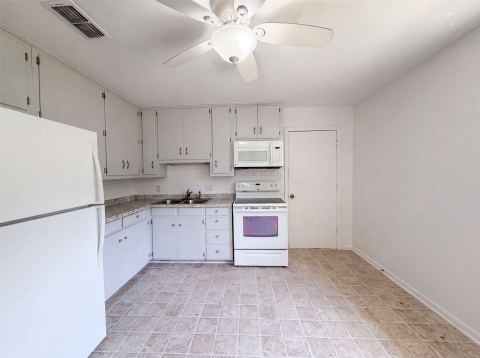 1213 S Ridgeway Drive, Cleburne, TX 76033 — photo 2
