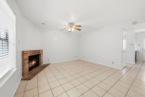 929 W Hickory Street A10, Denton, TX 76201 — photo 2