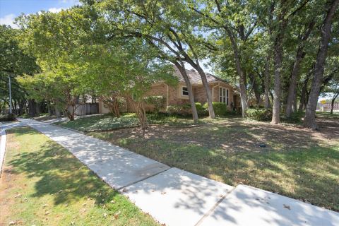 1919 Creek Wood Drive, Arlington, TX 76006 — photo 2