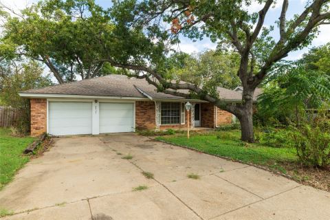 4917 Emerald Lake Drive, Fort Worth, TX 76103 — photo 2
