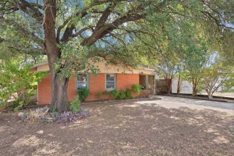 811 Phillips Street, Cleburne, TX 76033 — photo 3