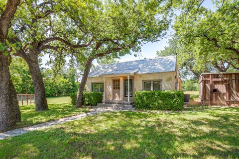 606 E Moore Street, Granbury, TX 76048 — photo 2