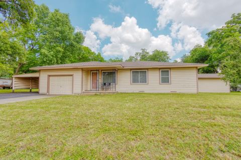 308 W White Street, Pilot Point