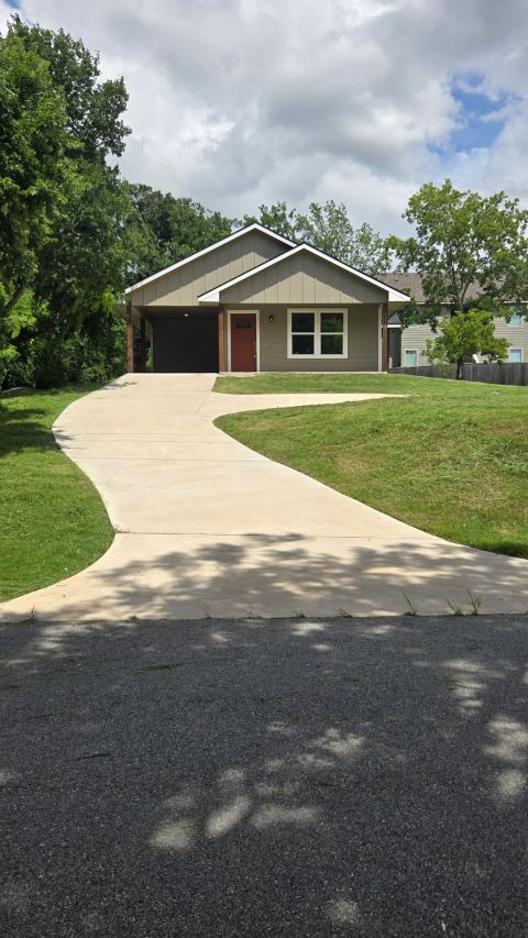 1210 S Travis Avenue, Denison