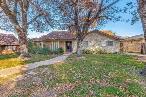 305 Cedar Creek Court, Fort Worth, TX 76103 — photo 2