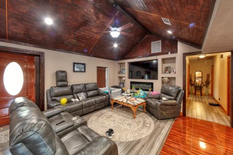 411 S Prairie Street, Pilot Point, TX 76258 — photo 3