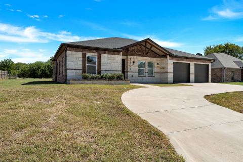 2204 Albert Broadfoot Street, Bonham, TX 75418 — photo 2