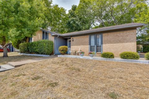 435 SE Gardens Boulevard, Burleson, TX 76028 — photo 2