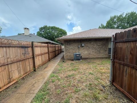 715 Oakwood Lane A, Arlington, TX 76012 — photo 2