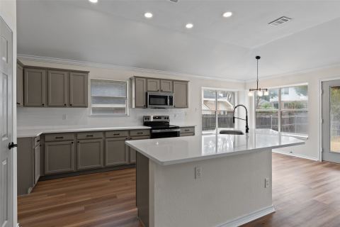 718 W Lonesome Dove Trail, Arlington, TX 76001 — photo 3