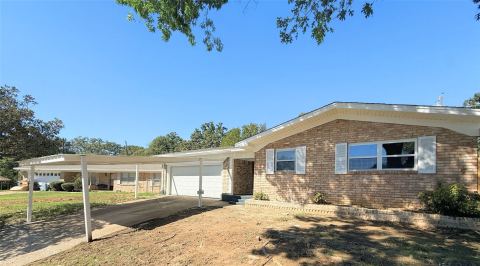 905 Seymore Circle, Denison
