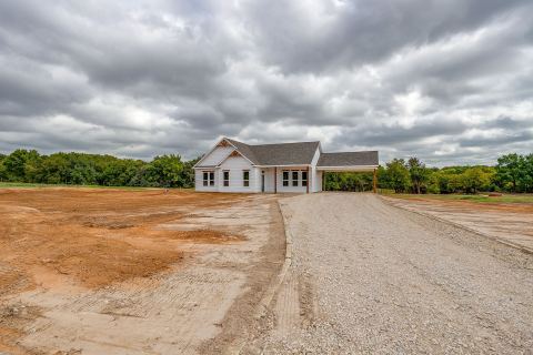 1024 RAYS Way, Weatherford