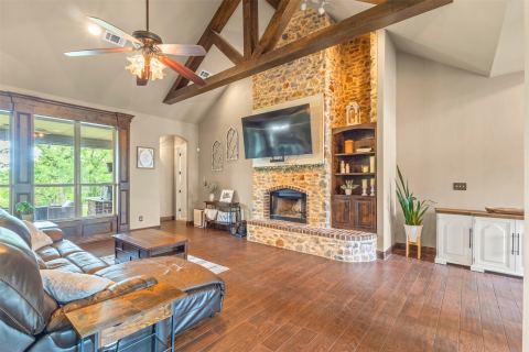 108 Oak Creek Drive, Springtown