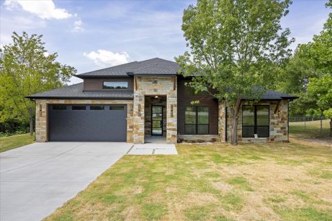 210 Knob Hill Drive, Granbury