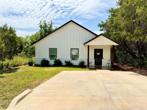 819 Arkansas River Drive, Granbury