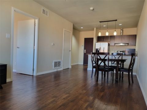 1100 Trinity Mills 2005, Carrollton