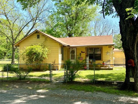 1115 S 6th Street, Bonham