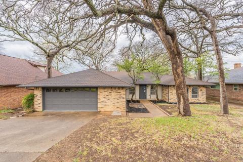 2105 Castle Oaks Drive, Arlington