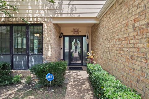 215 Cimarron Trail 1, Irving, TX 75063 — photo 3
