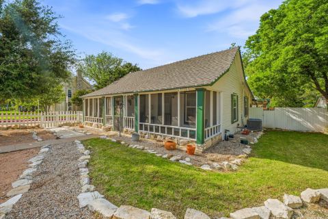 401 E Bridge Street, Granbury, TX 76048 — photo 3