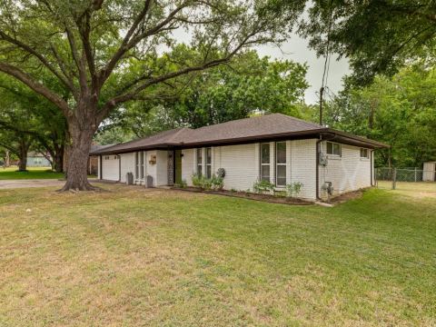 410 E White Street, Pilot Point, TX 76258 — photo 2