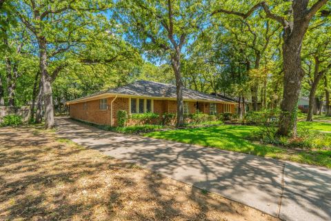 1803 Oak Grove Drive, Arlington, TX 76013 — photo 2