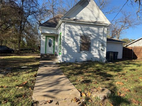 411 W Hester Street, Sherman, TX 75090 — photo 2