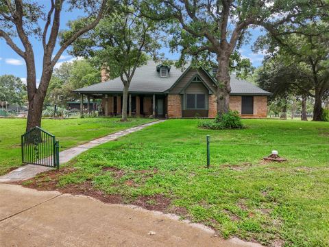 301 Ryan Avenue, Burleson, TX 76028 — photo 2