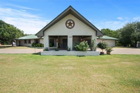 1629 Blair Drive, Cleburne, TX 76031 — photo 2