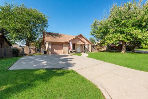 837 Blue Ridge Drive, Burleson, TX 76028 — photo 2