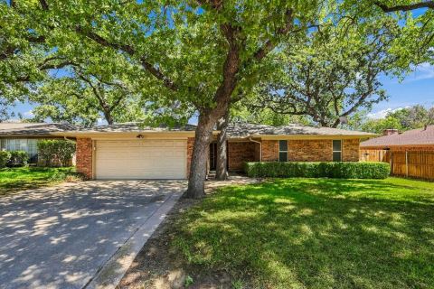 2724 Meadow Green, Bedford, TX 76021 — photo 2