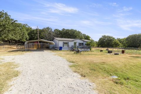 313 Hogan Lane, Whitesboro, TX 76273 — photo 2