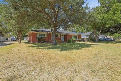 618 Bellevue Drive, Cleburne, TX 76033 — photo 3
