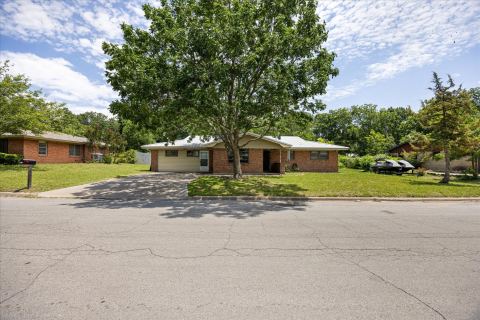 575 N Charlotte Avenue, Stephenville, TX 76401 — photo 2